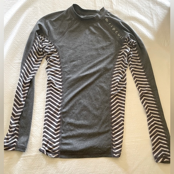 🎄2 / $27. 🎄Rip-curl size XS long sleeved workout grey & white top. - Picture 1 of 5